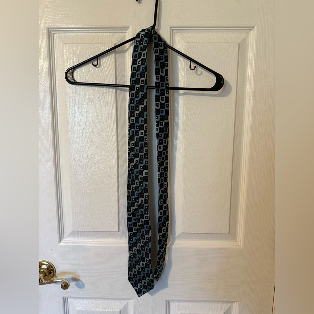 Croft & Barrow Black, blue, and Gray Patterned Tie